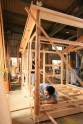 Tea house carpenter Okino Shōta constructing the framework, Photo by: Itsuka Yakumo.