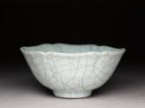 Bowl with crackled glaze in the style of Ge ware