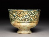 Stem bowl with geometric frieze and pseudo-kufic inscription