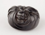 Manjū netsuke in the form of Hotei peering from his sack (EA2001.35)