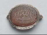 Oval bezel amulet from a bracelet, with thuluth inscription (LI1008.28)