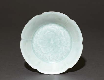 White ware dish with floral decorationtop