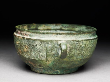 Ritual bowl with diagonal braid in a C-shapeoblique