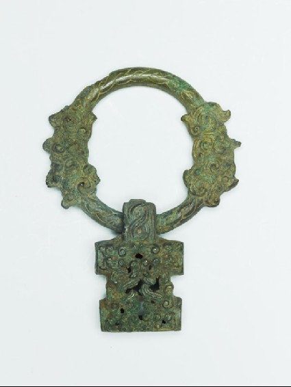 Ring handle with geometric designdetail