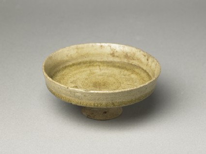 Greenware stem dish with acanthus leafoblique