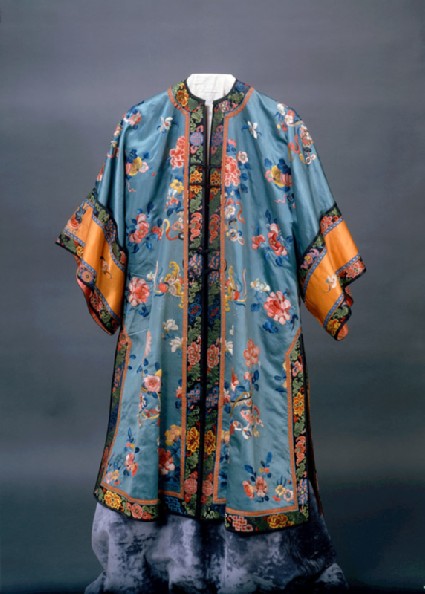 Robe with flowersfront