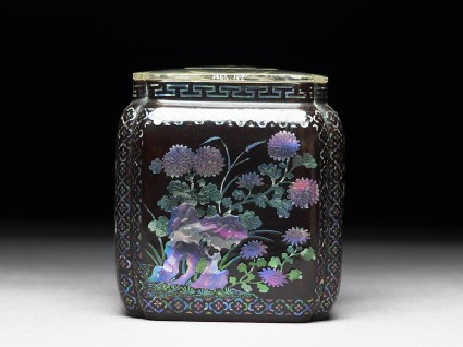 Lacquered box with chrysanthemumsside