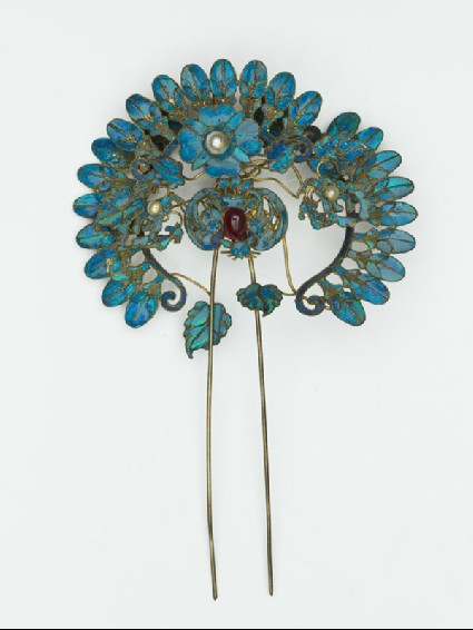 Hair ornament with flowers and leavesfront