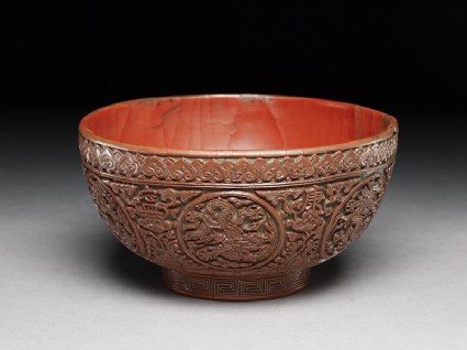 Lacquer bowl with dragonsoblique