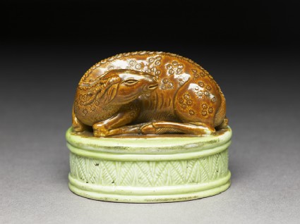 Porcelain seal surmounted by a deeroblique