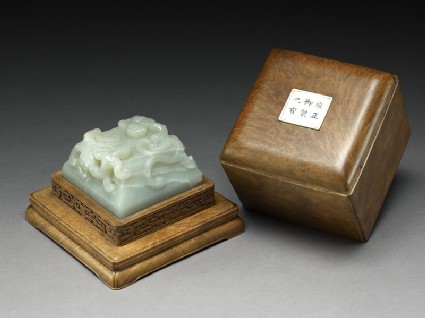 Seal with a pair of dragons and its boxoblique, seal in box with lid