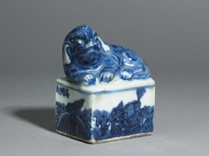 Blue-and-white seal surmounted by a shishi, or lion dogside