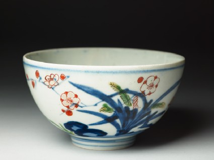 Bowl with floral decorationoblique