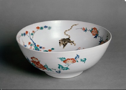 Bowl with central design of a dragon chasing a fiery pearloblique