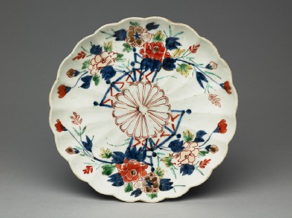 Fluted saucer dish with floral decorationtop