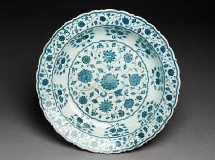 Dish with lotus scroll and floral clusterstop
