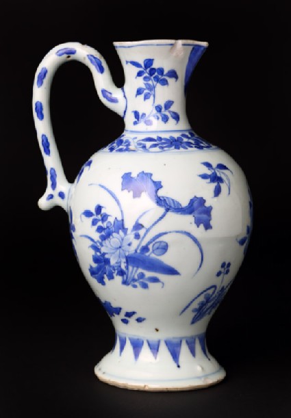 Blue-and-white ewer with floral decorationfront