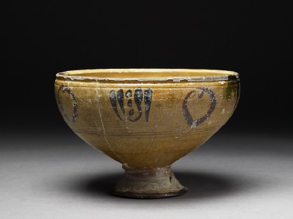Footed bowl with vegetal decorationoblique