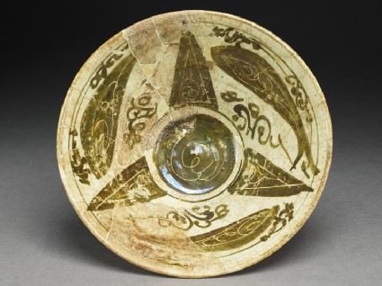 Bowl with fish around a central geometric patterntop