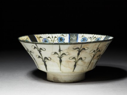 Bowl with floral and calligraphic decorationoblique