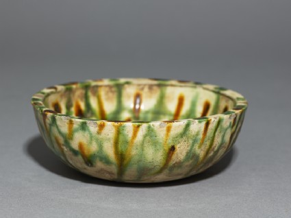 Bowl with striped three-coloured glazeoblique