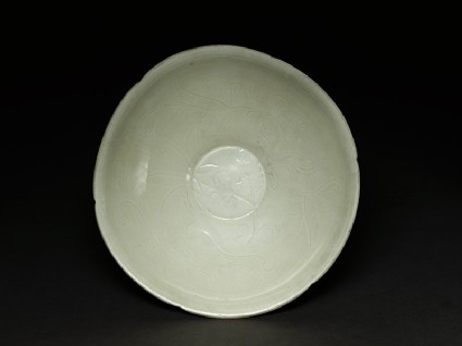 White ware dish with lotus decorationtop