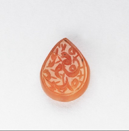 Tear-drop shaped bezel seal with nasta‘liq inscription and floral decorationfront