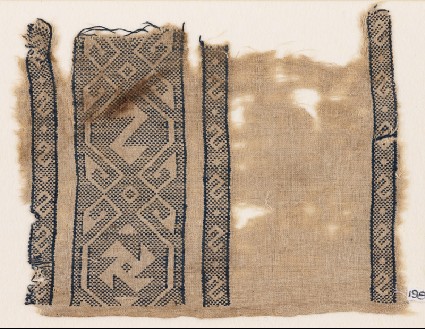Textile fragment with reversed S-shapes and a spiralfront