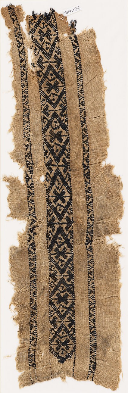 Textile fragment with diamond-shapes and arrowsfront