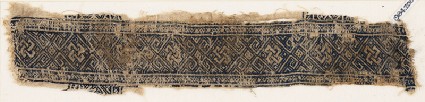 Textile fragment with linked diamond-shapes and interlaced knotsfront