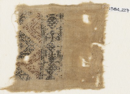 Textile fragment with linked diamond-shapes and trianglesfront
