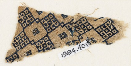 Textile fragment with linked diamond-shapesfront