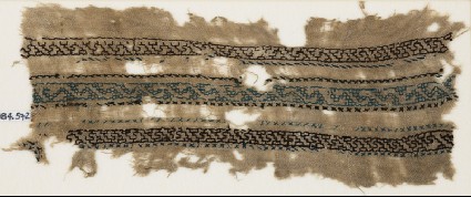 Textile fragment with three parallel bands with an interlacing chainfront