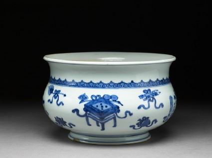 Blue-and-white jardiniere in the form of an incense bowloblique
