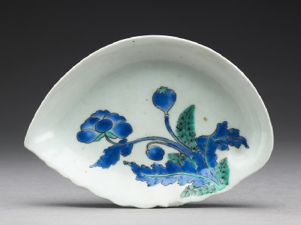 Shell-shaped dish with poppytop