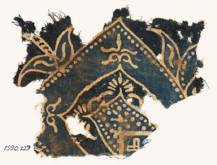 Textile fragment with arch and plant-shapesfront