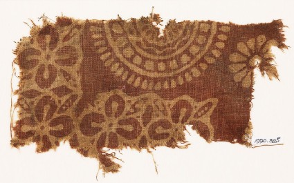 Textile fragment with quatrefoils, leaves, and large rosettefront