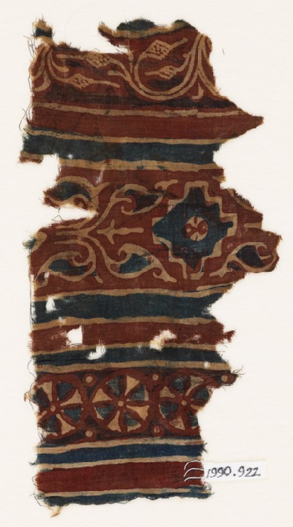 Textile fragment with stepped diamond-shape and vegetal patternfront