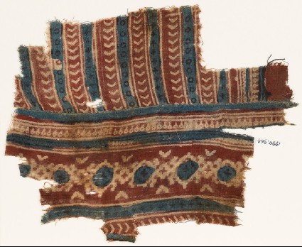 Textile fragment with linked diamond-shapes and chevronsfront