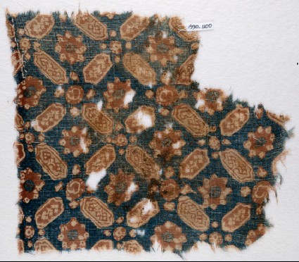 Textile fragment with lobed, elongated hexagonsfront