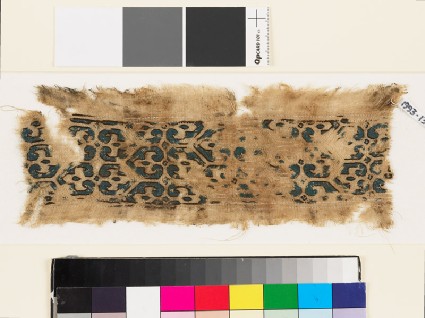 Textile fragment with pairs of palmettes and hexagonsfront