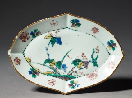 Lozenge-shaped dish with floral decorationtop