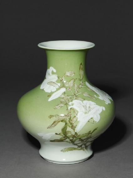 Vase with white lilies and birdsoblique