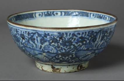 Bowl with floral decorationfront