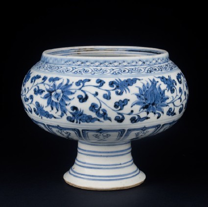 Blue-and-white stem bowl with lotus flowers and mandarin ducksoblique