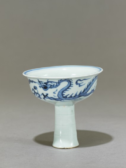 Blue-and-white stem cup with a dragon and flowerside