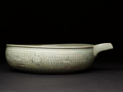 Bowl with flying birds and a seascapeside