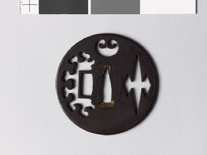 Round tsuba with a snow heap and matsukawa-bishi, or overlapping lozengesfront