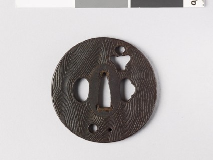 Round tsuba with wood grain decorationfront