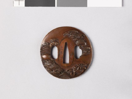 Round tsuba with shells amid wavesfront